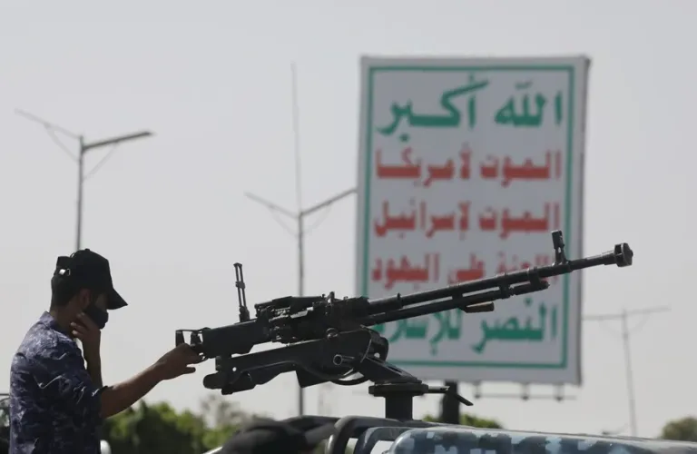 Los hutíes amenazan con atacar buques de EEUU si este se involucra en una guerra contra Irán