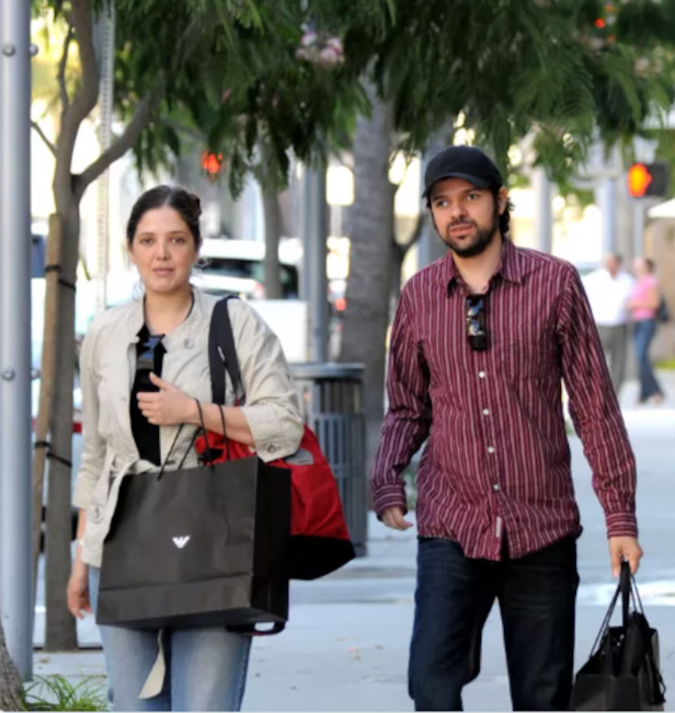 Pareja caminando con bolsas por la calle