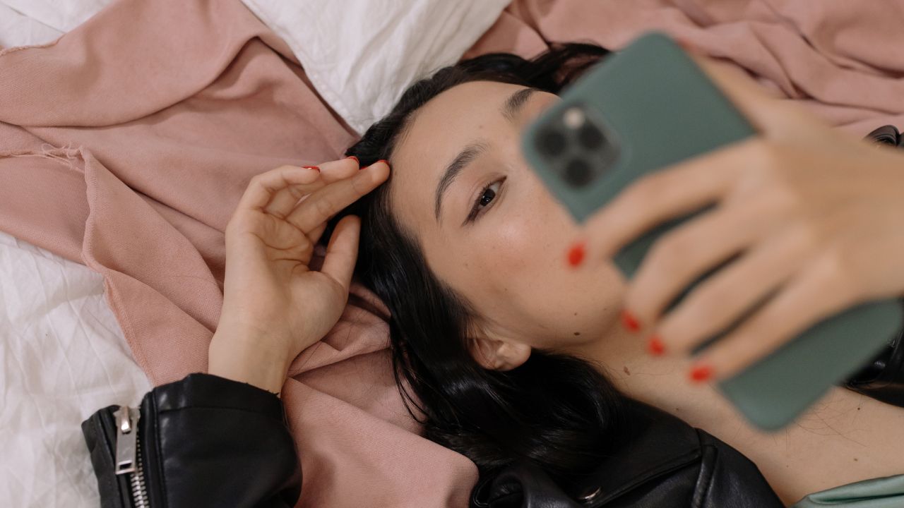 Persona en cama usando un móvil