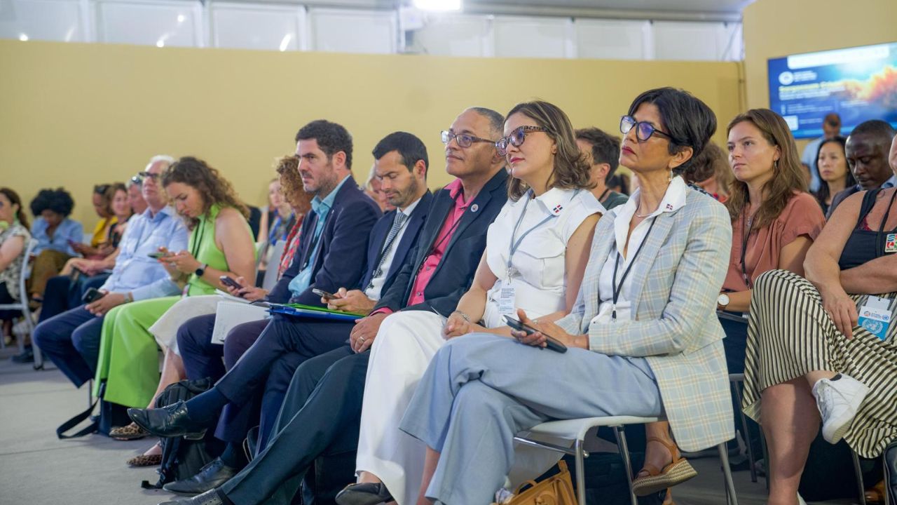 Personas atentas en una conferencia