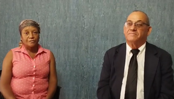 Policía apresa al sacerdote Juan Luis Díaz Bonilla y a varios comunitarios durante desalojo en Cerro Alto, Sosúa