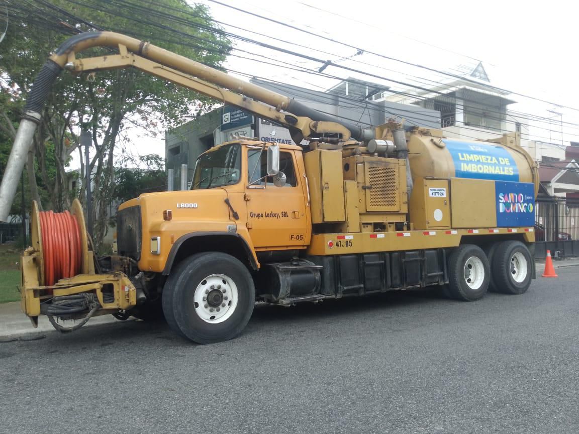 Camión de limpieza de alcantarillado en la calle.