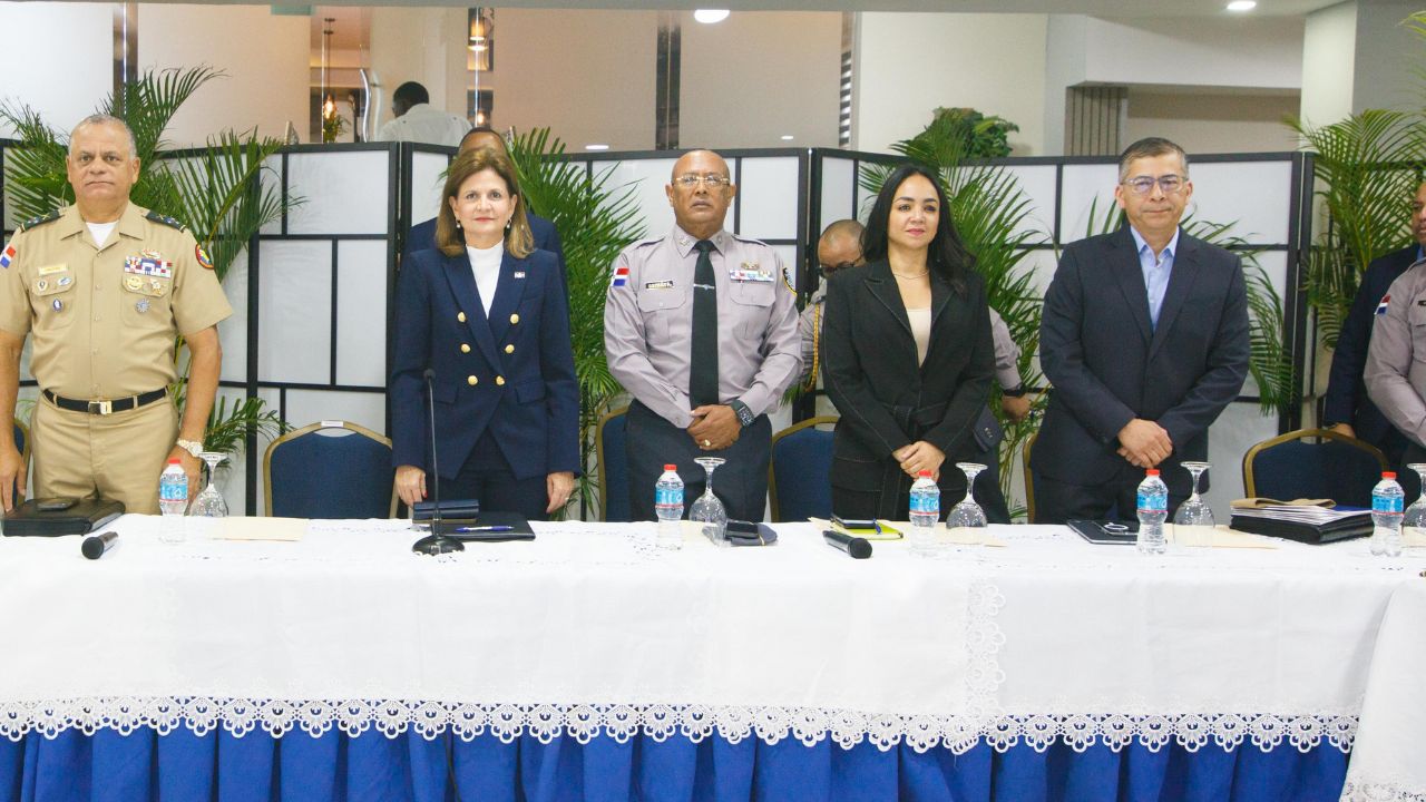Cinco personas en conferencia de prensa oficial