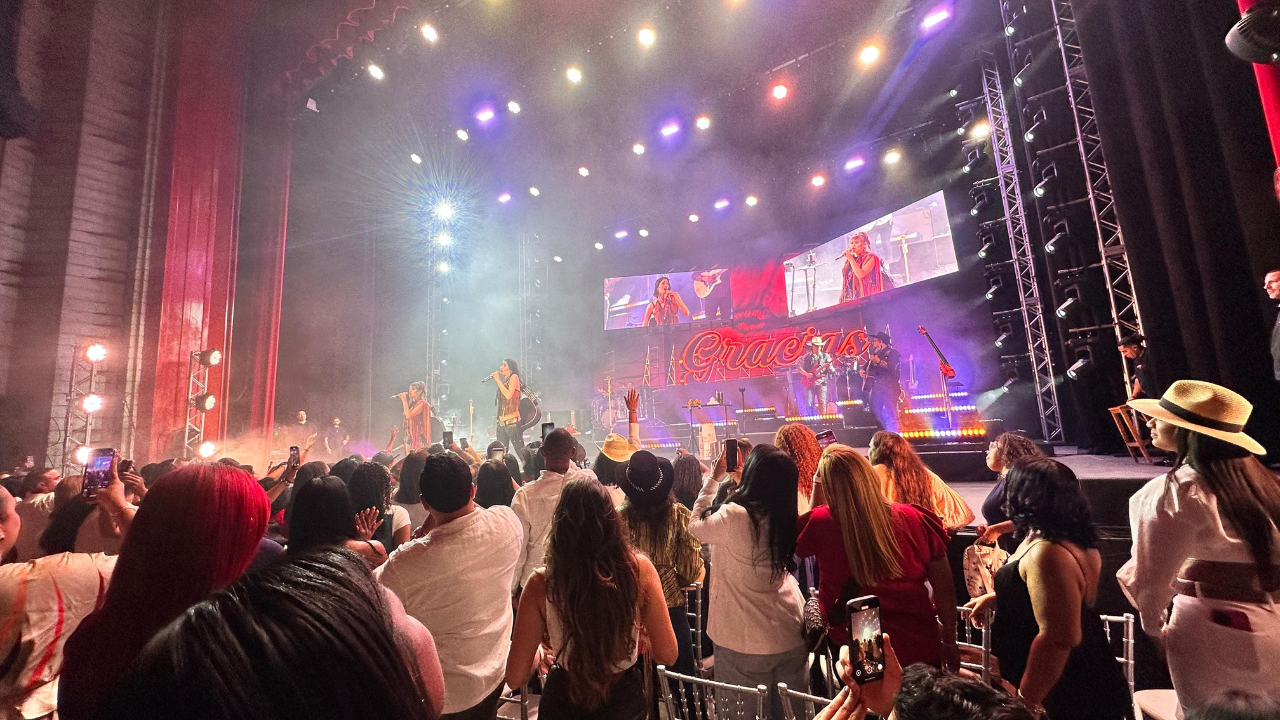 Concierto en escenario con público entusiasta