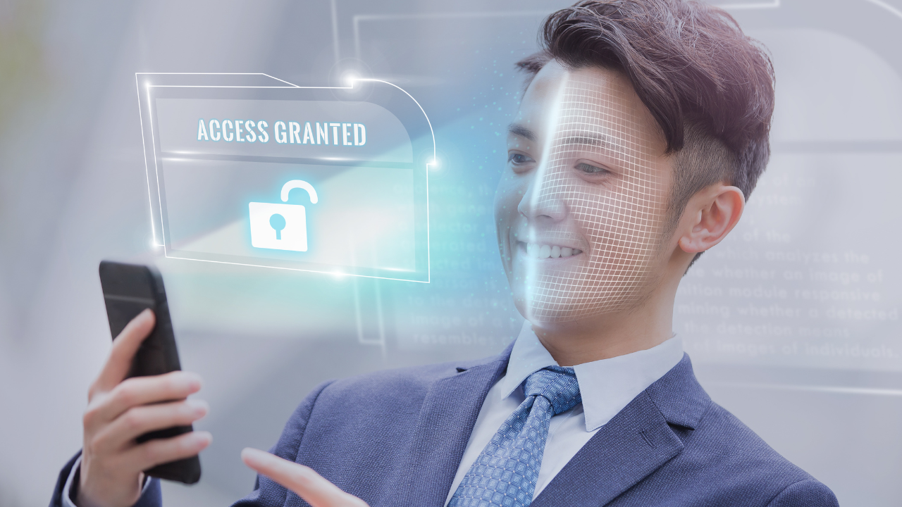 Hombre desbloqueando móvil por reconocimiento facial.