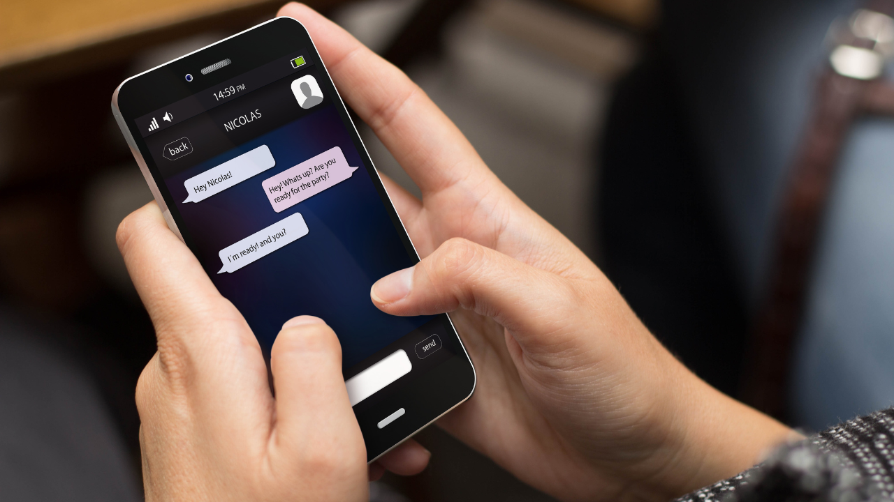 Persona usando el móvil para enviar mensajes