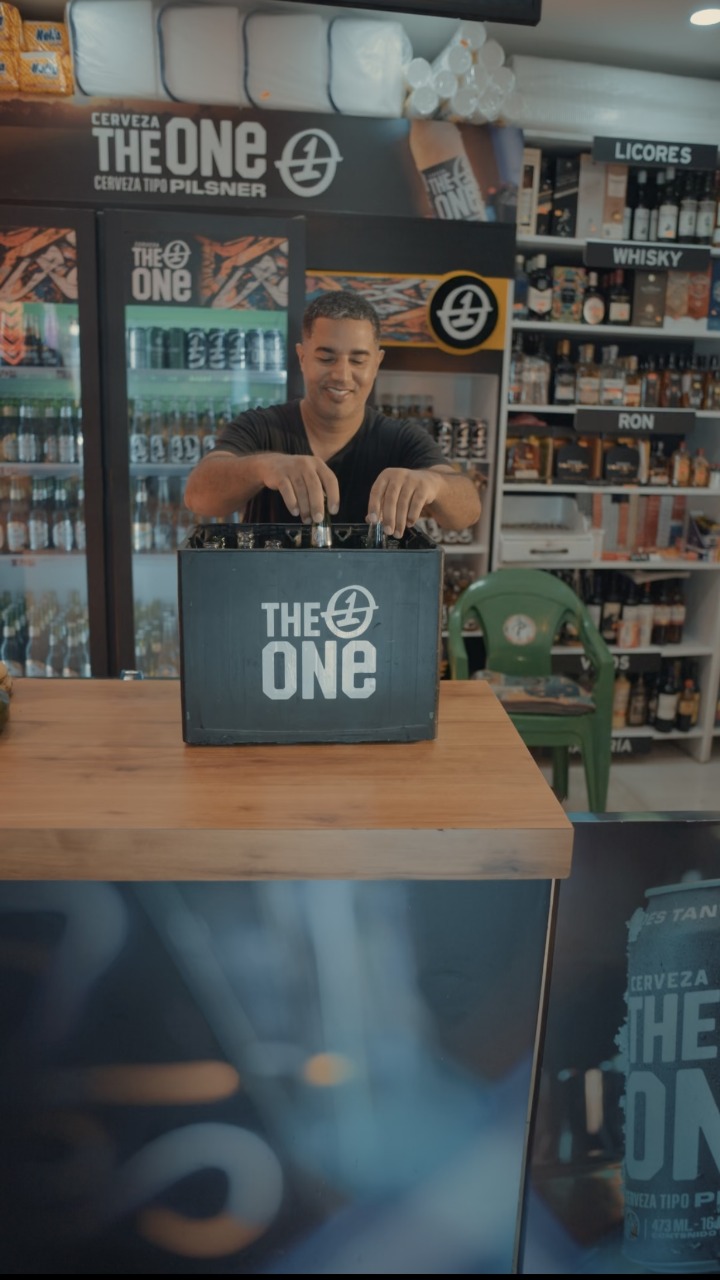 Hombre con caja de cervezas en tienda