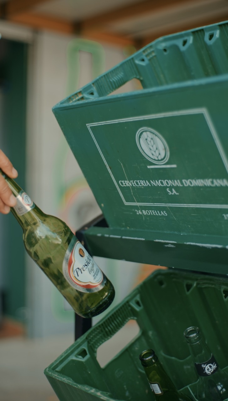 Botella de cerveza en caja verde