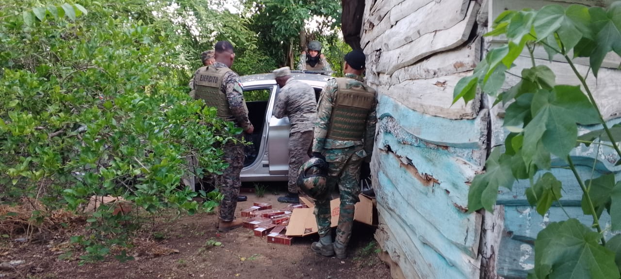 Operativo militar revisa coche junto a casa rural.