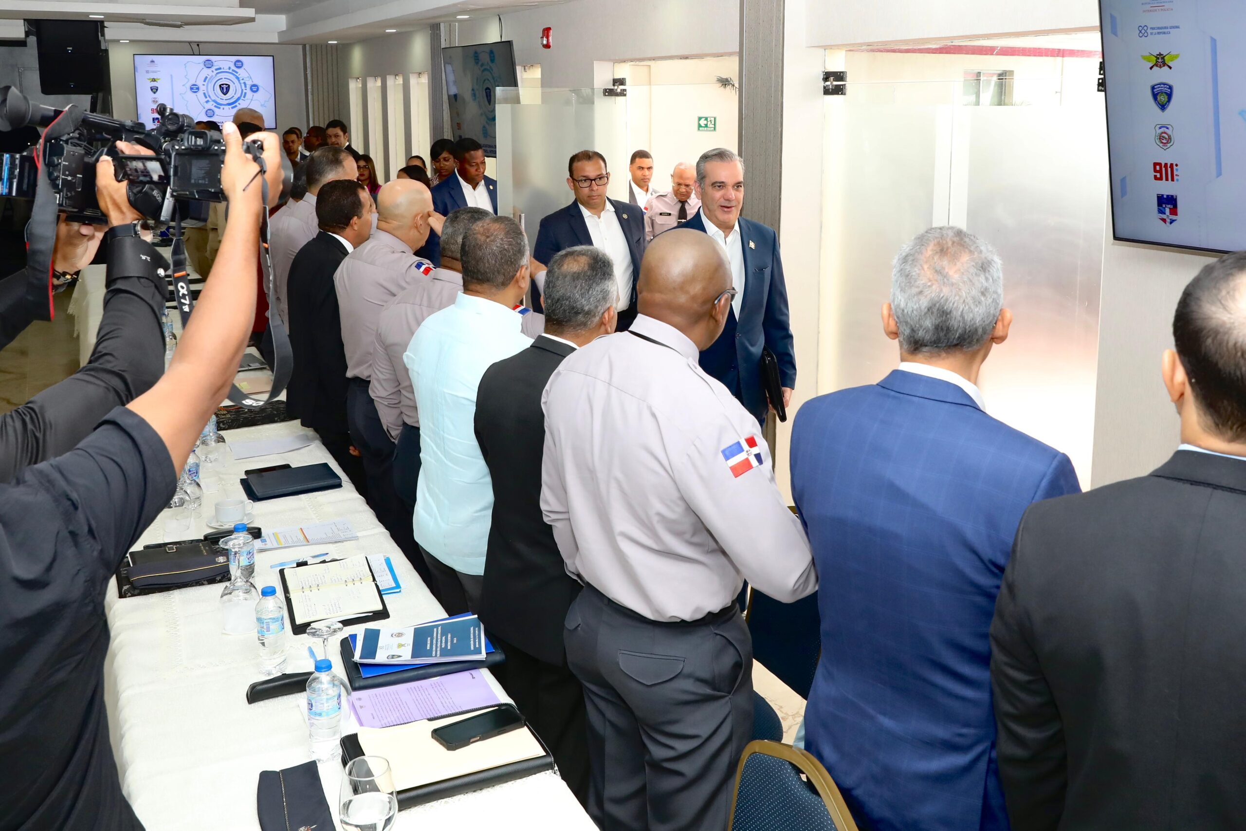 Reunión de funcionarios en sala de conferencias.