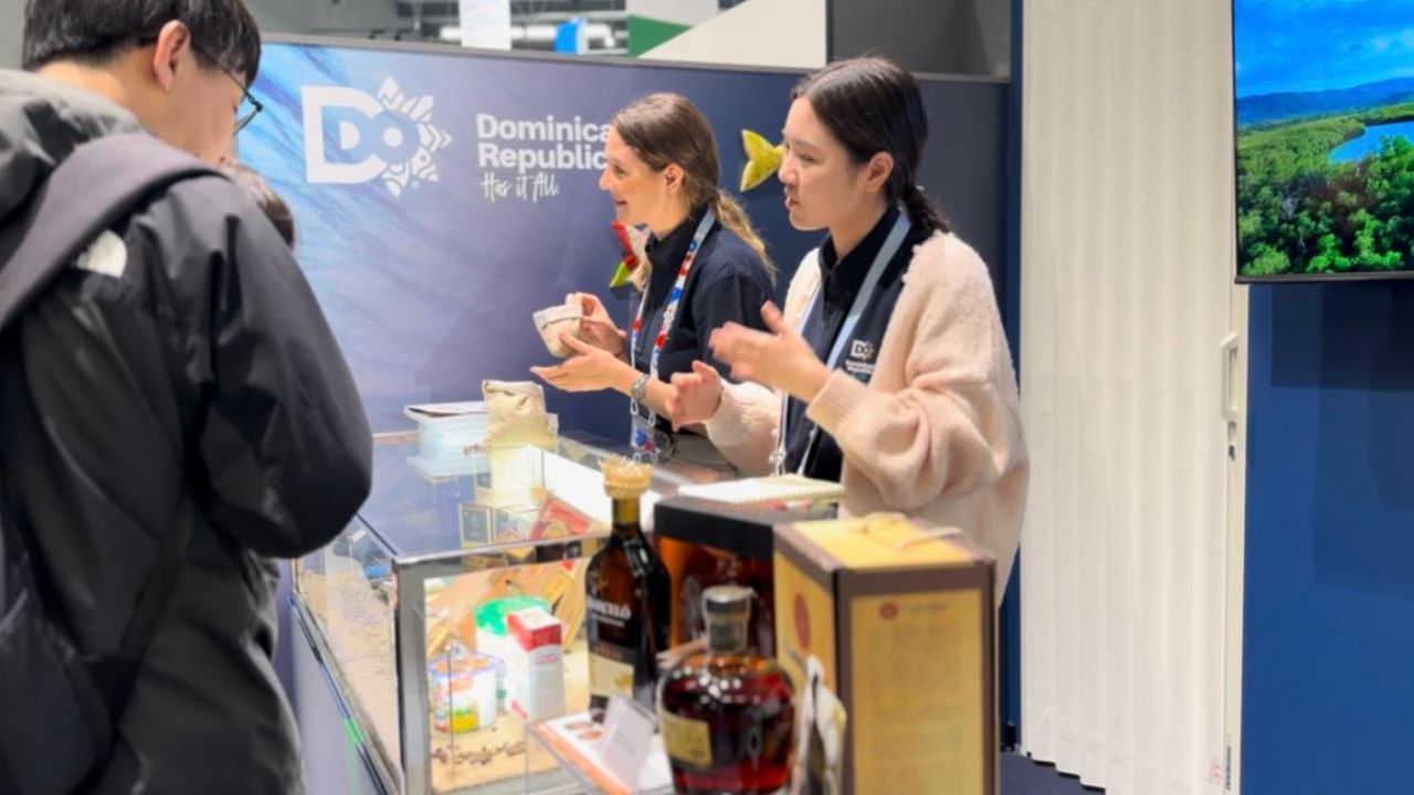 Expositor de la República Dominicana en feria turística.