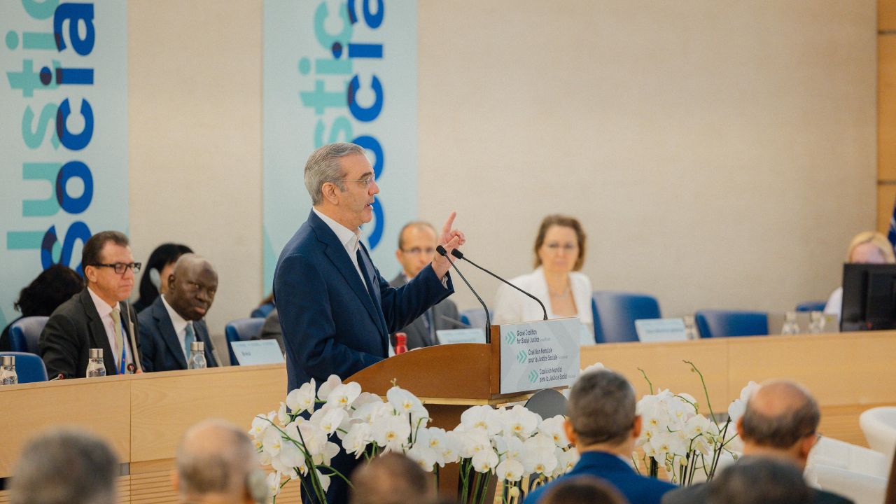 Hombre hablando en conferencia sobre justicia social.