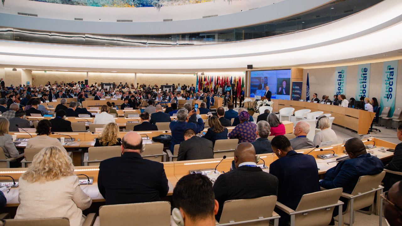 Conferencia internacional con asistentes y banderas