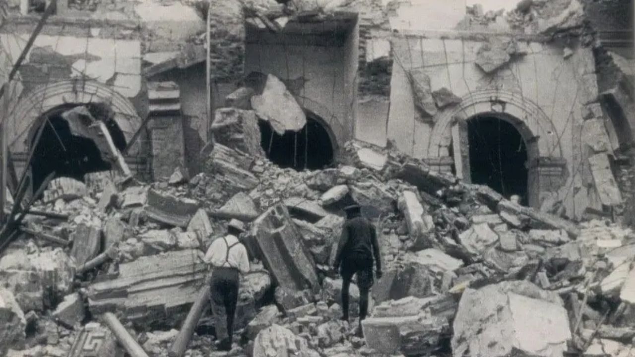 Hombres explorando escombros tras un terremoto antiguo