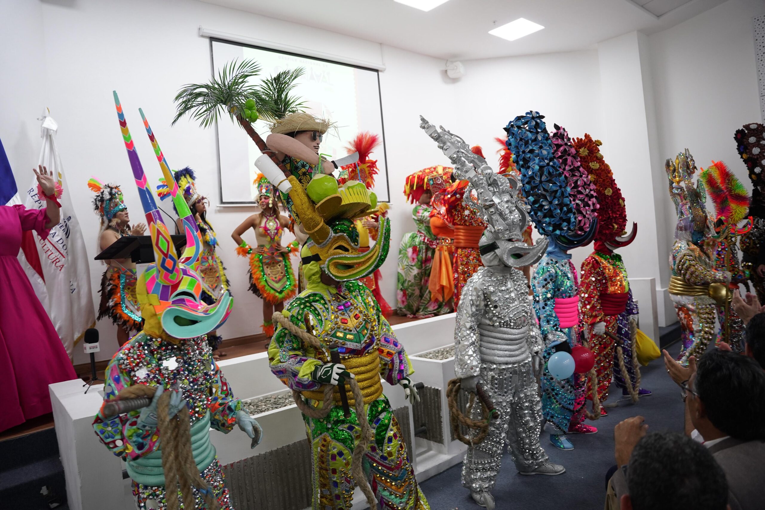 Personas con coloridos trajes carnavalescos en un evento festivo.