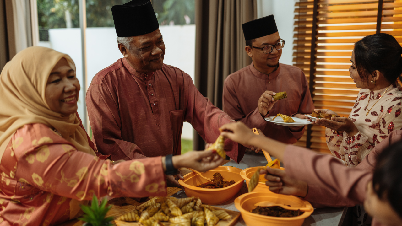 Grupo disfruta comida tradicional malaya en reunión familiar