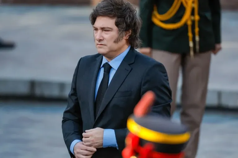 Milei habilita a la Policía argentina a realizar requisas y detenciones sin orden judicial