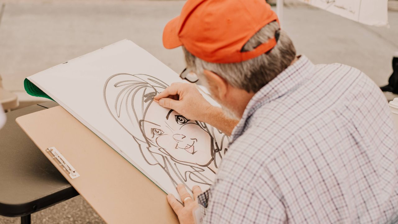Artista dibujando un retrato al aire libre