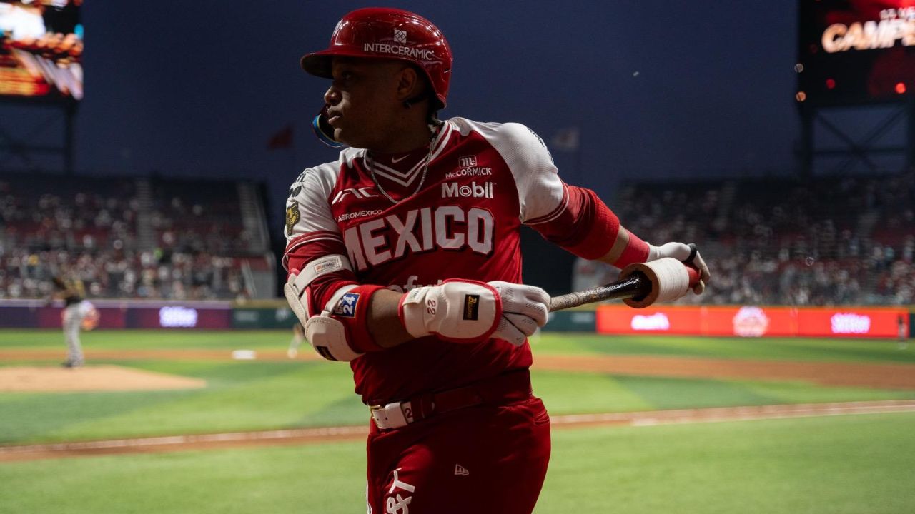 Jugador de béisbol mexicano en el campo de juego.