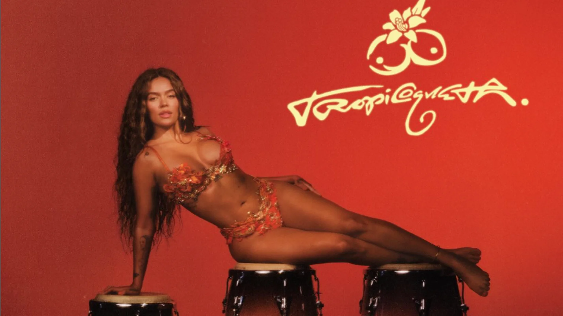 Mujer posando sobre congas fondo rojo