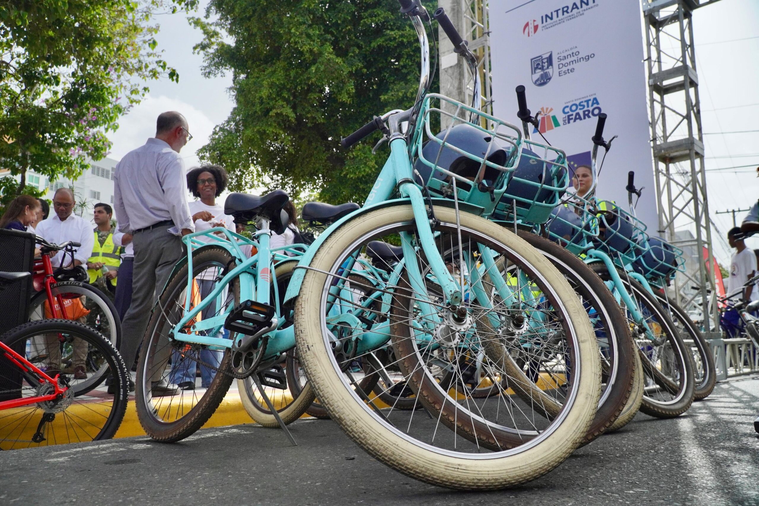 Bicicletas turquesas alineadas en evento urbano.