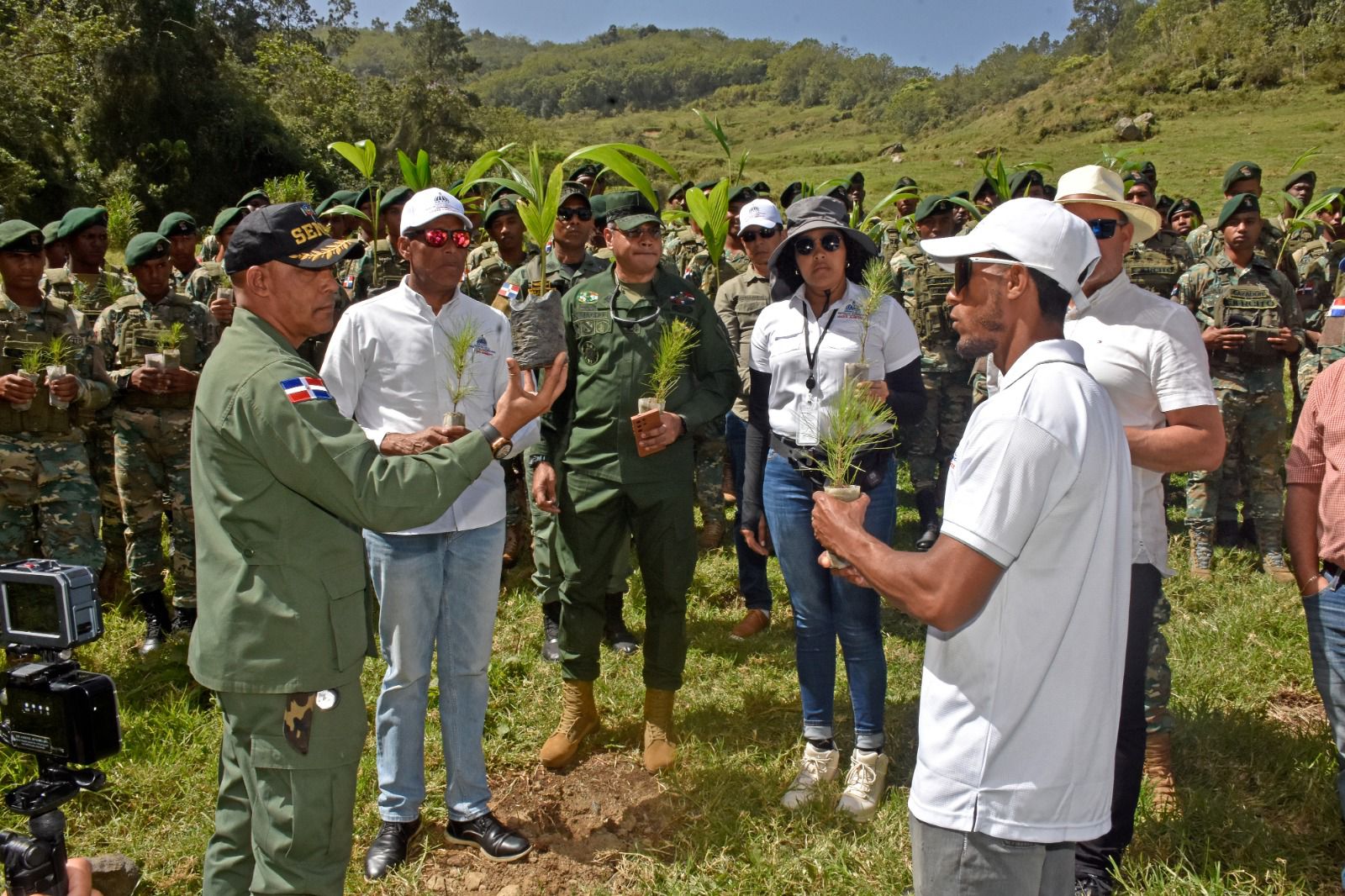 Grupo planta árboles en evento militar