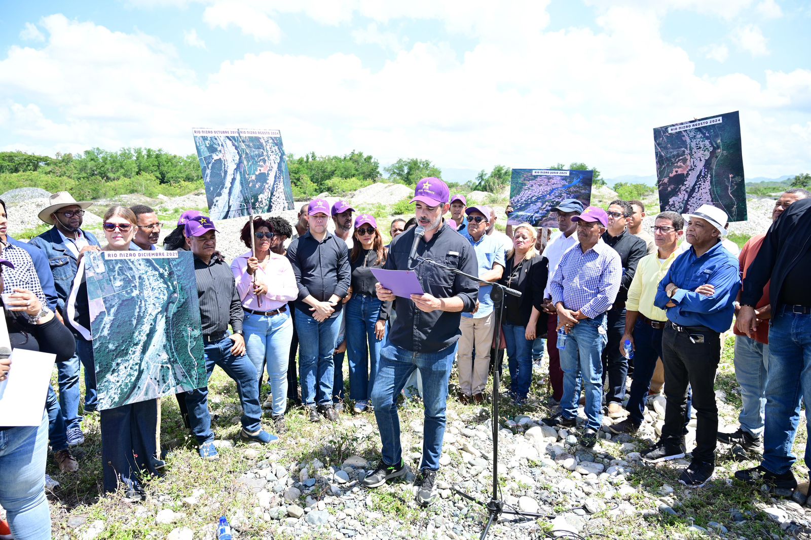 Grupo de personas con mapas al aire libre.