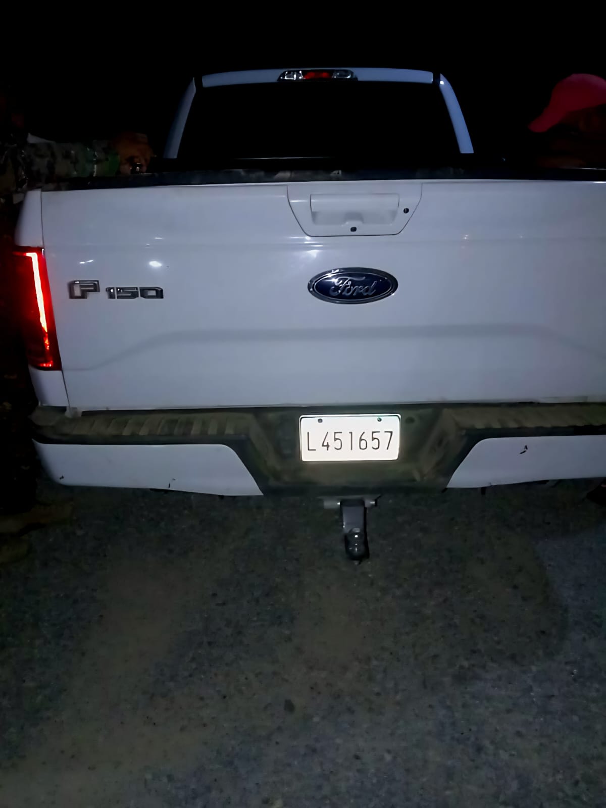 Parte trasera de una camioneta Ford F-150 blanca.