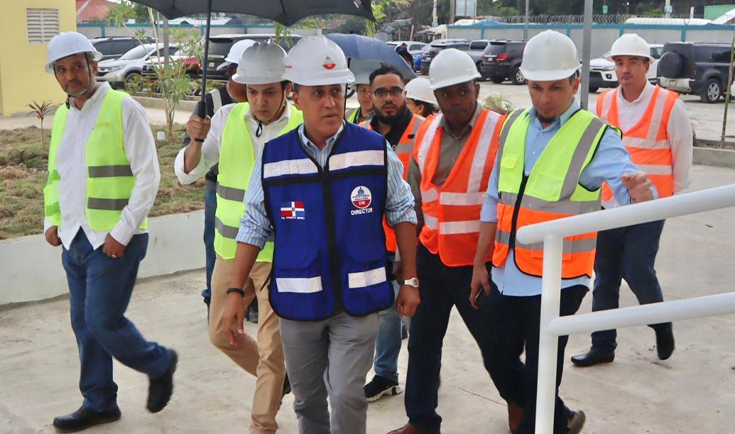 Grupo de ingenieros con chalecos y cascos en obra