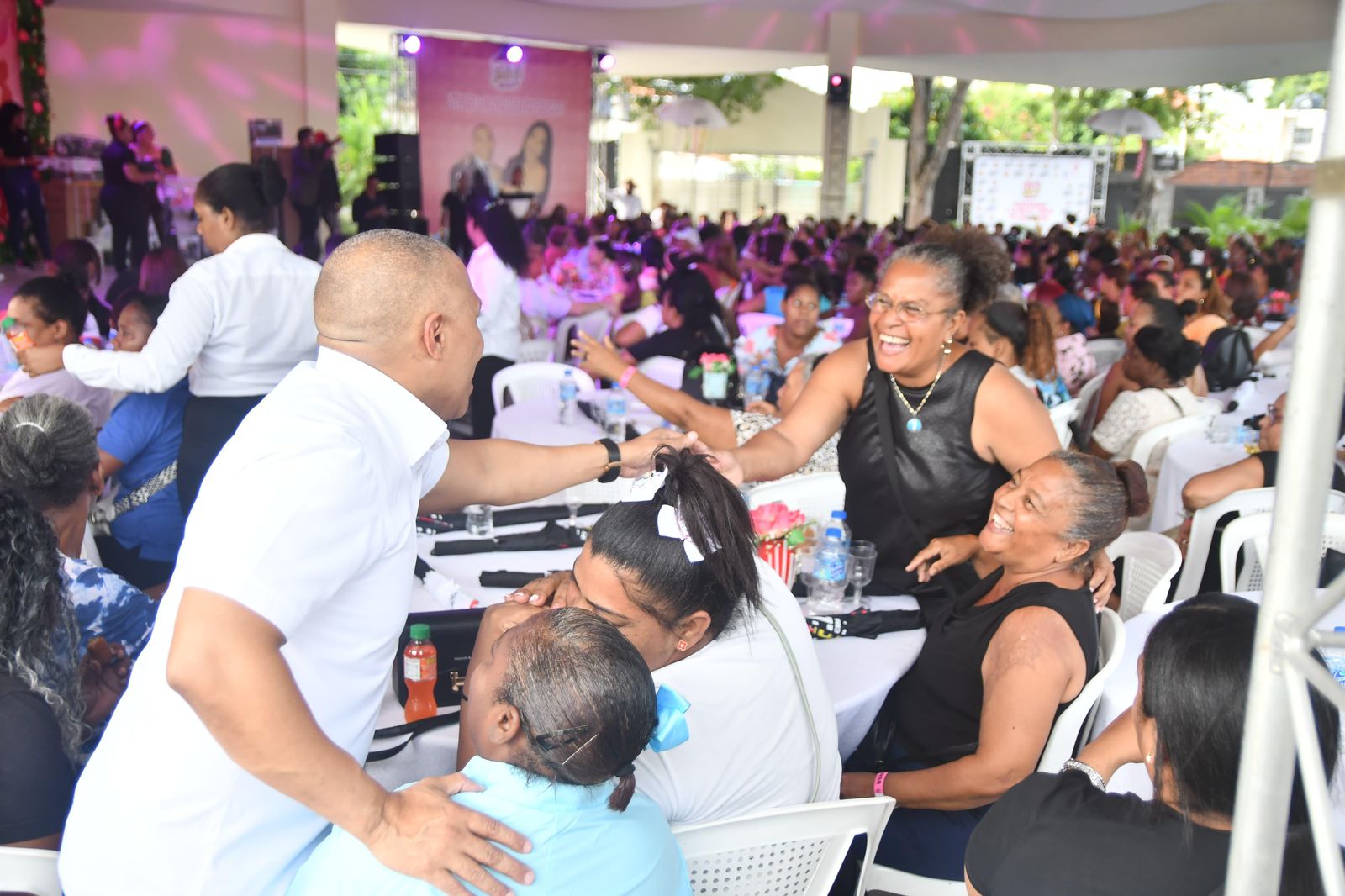 Personas disfrutando en evento social al aire libre.
