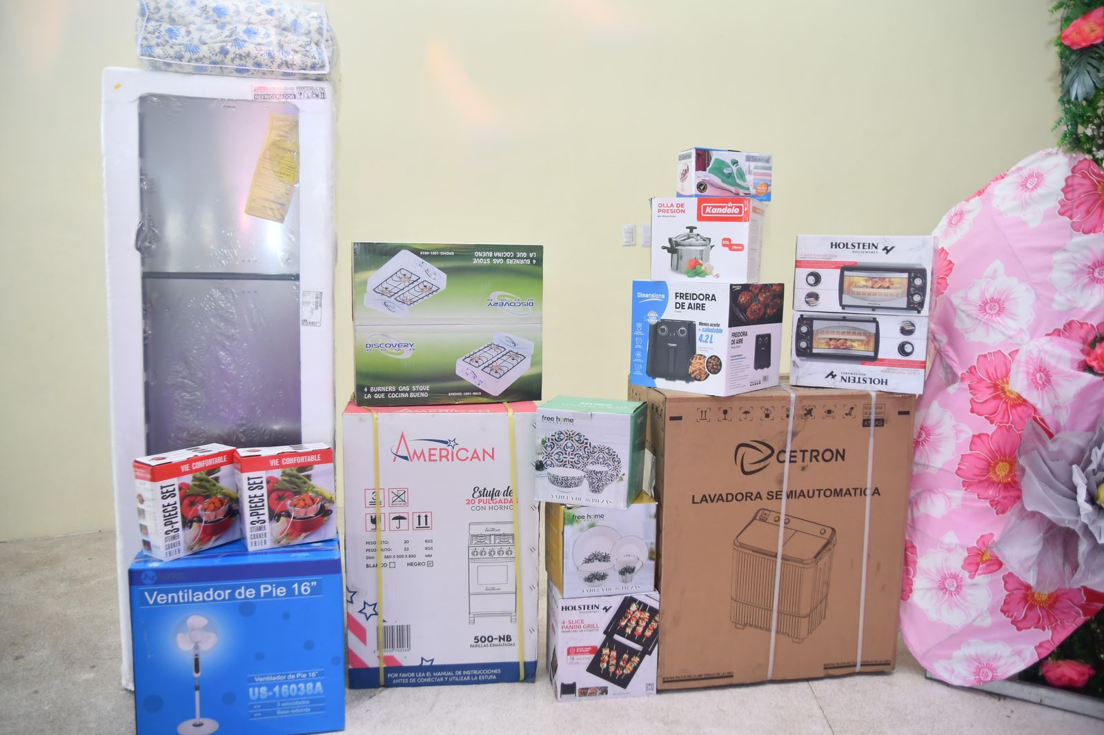 Electrodomésticos en cajas listos para entrega