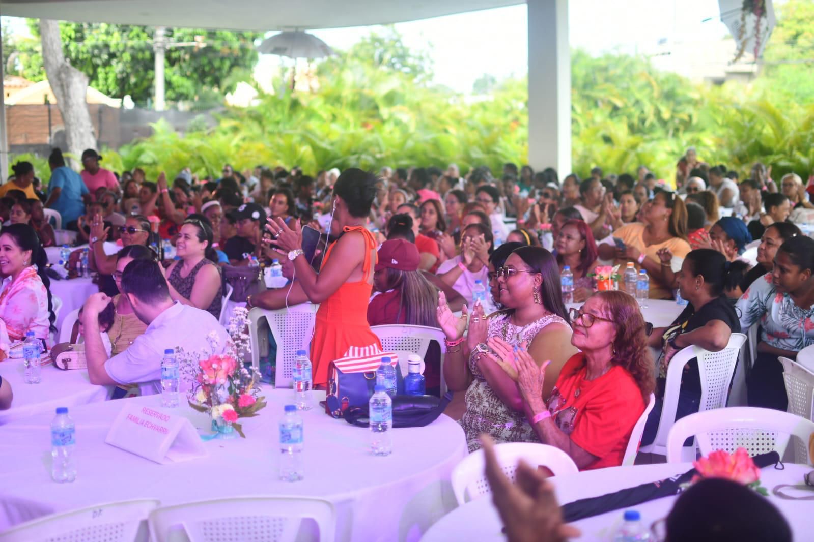 Evento al aire libre con audiencia aplaudiendo.