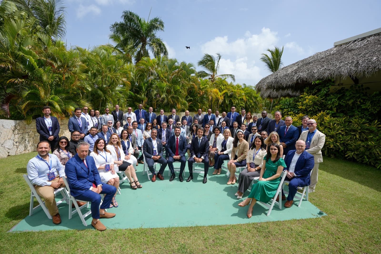 Grupo de personas en evento al aire libre