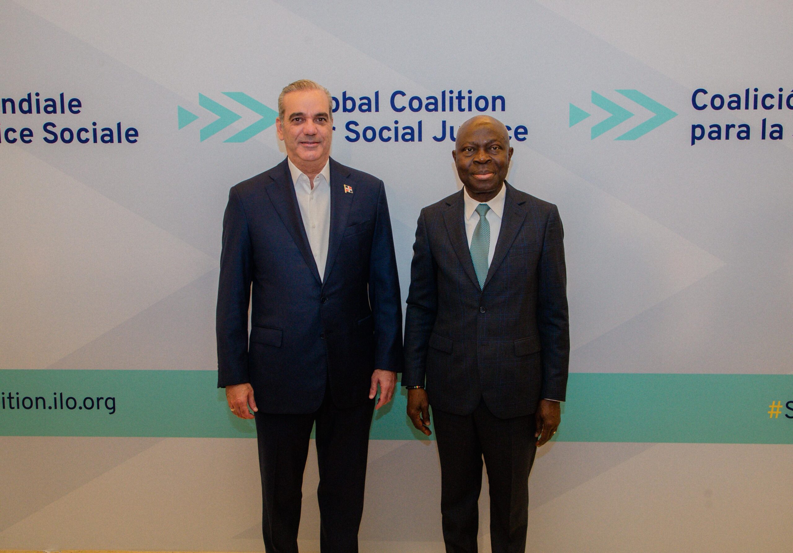 Dos hombres de traje en conferencia internacional.