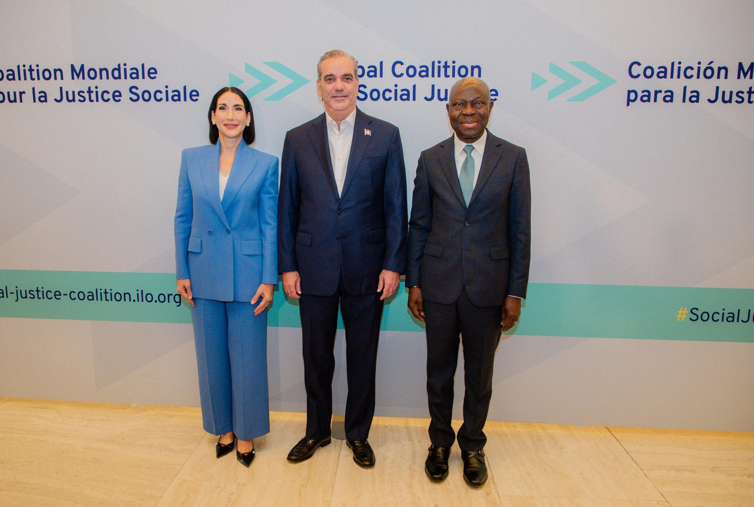 Personas posando en evento de justicia social.