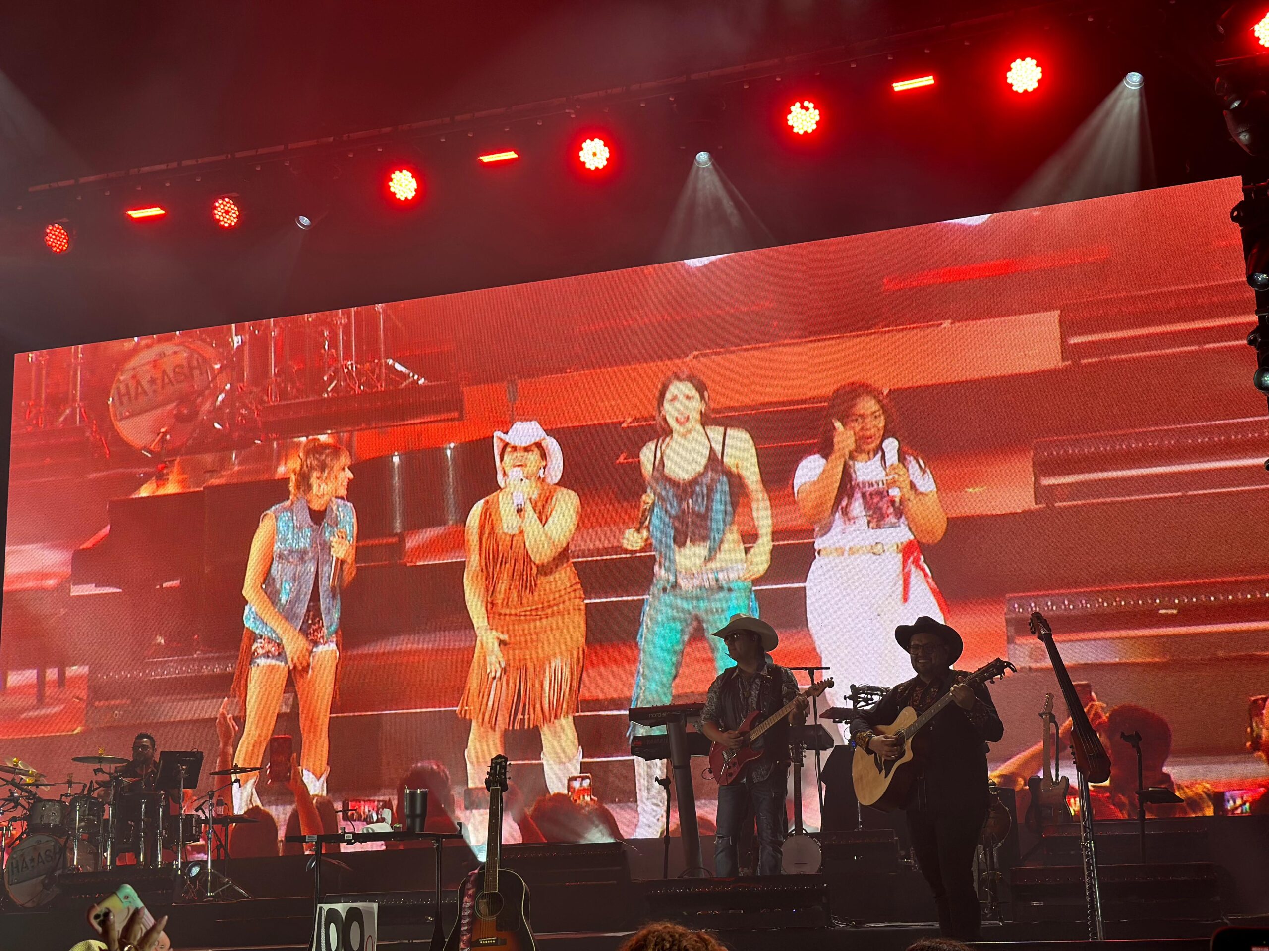 Concierto con músicos y cantantes en el escenario