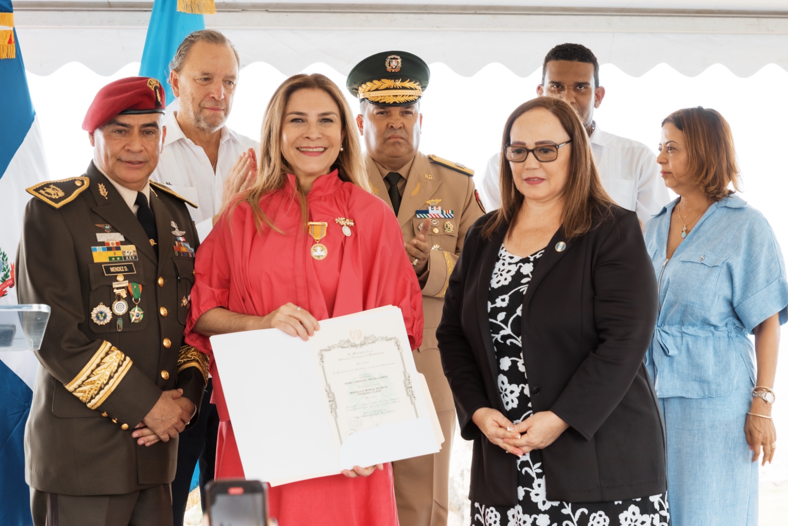 Ceremonia de premiación con militares y civiles