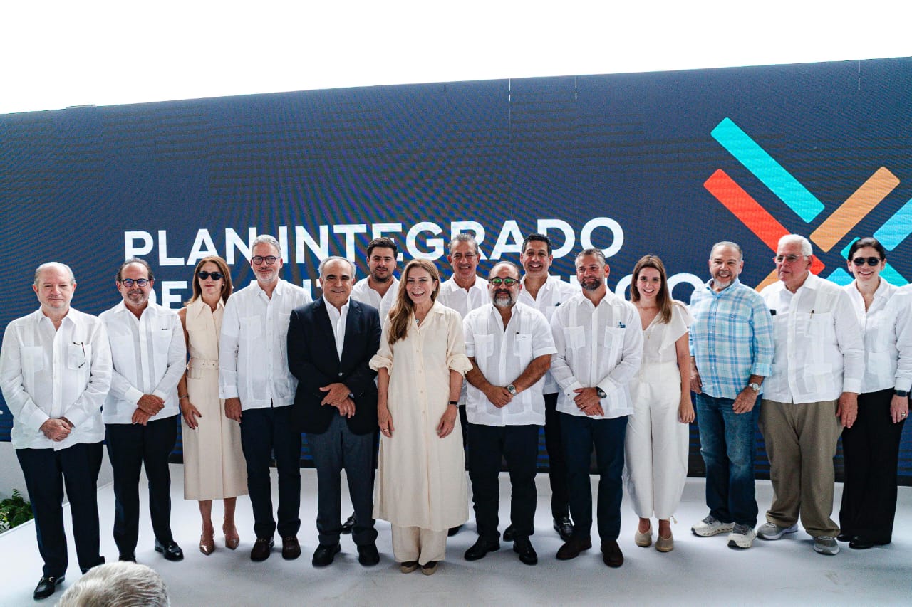 Personas posando en evento del Plan Integrado