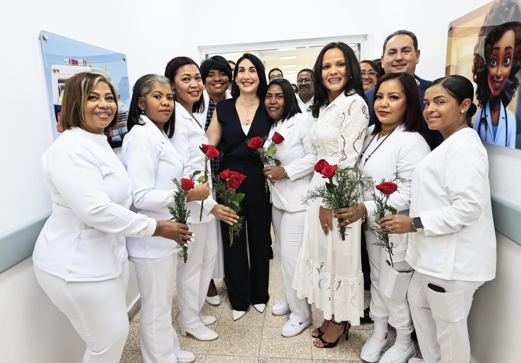 Grupo de personas con uniformes médicos y rosas rojas