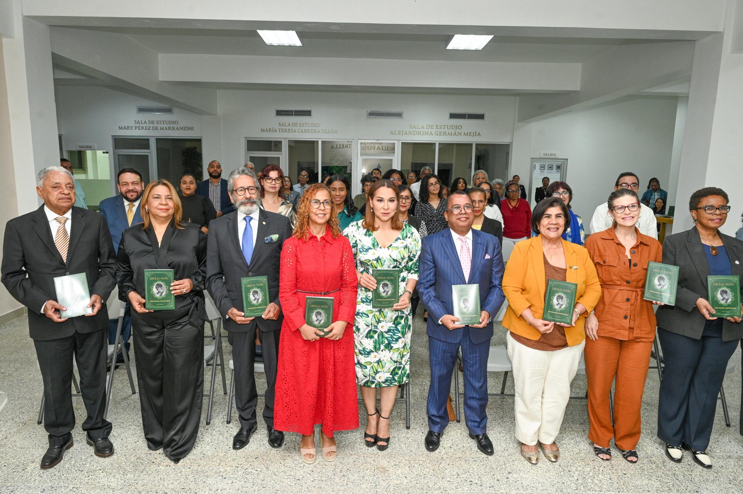 Grupo de personas con libros en sala de estudio.