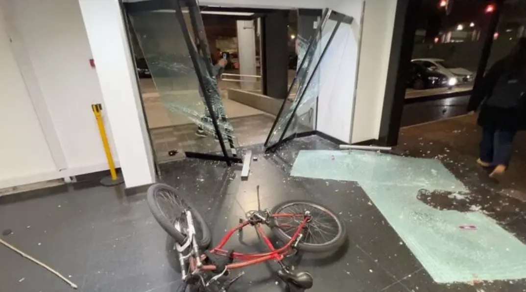 Simpatizantes de Cristina Fernandez de Kirchner causan destrozos en dos canales de televisión tras fallo de la Corte en Argentina