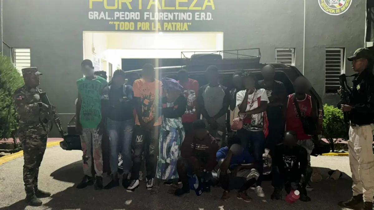 Abandonan minibús con 18 nacionales haitianos indocumentados en San Juan de la Maguana