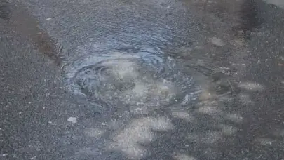 Denuncian fuga de aguas residuales en la calle Socorro Sánchez