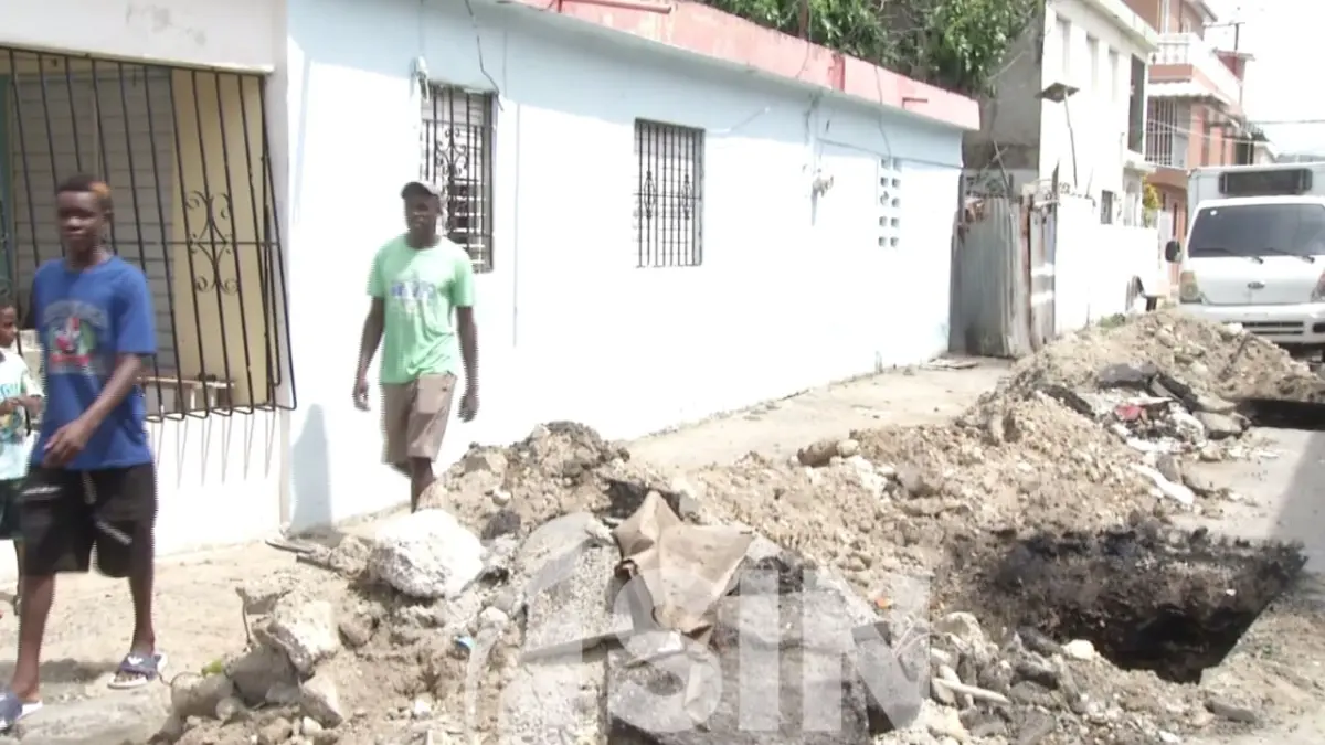 Cúmulo de aguas negras afecta sector de Villa Federica en Haina