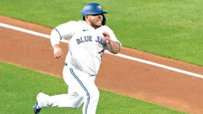 El mexicano Alejandro Kirk batea jonrón y hit de oro para los Azulejos