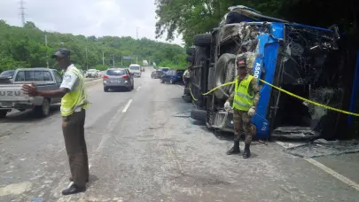 Se accidenta autobús con al menos 60 pasajeros en la Autopista Duarte