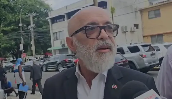 Ángel Martínez comparece ante tribunal; abogados critican coerción impuesta en caso IEC