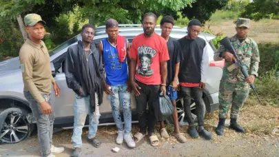 Apresan indocumentados que se encontraban en el ba&uacute;l de una jeepeta en Azua