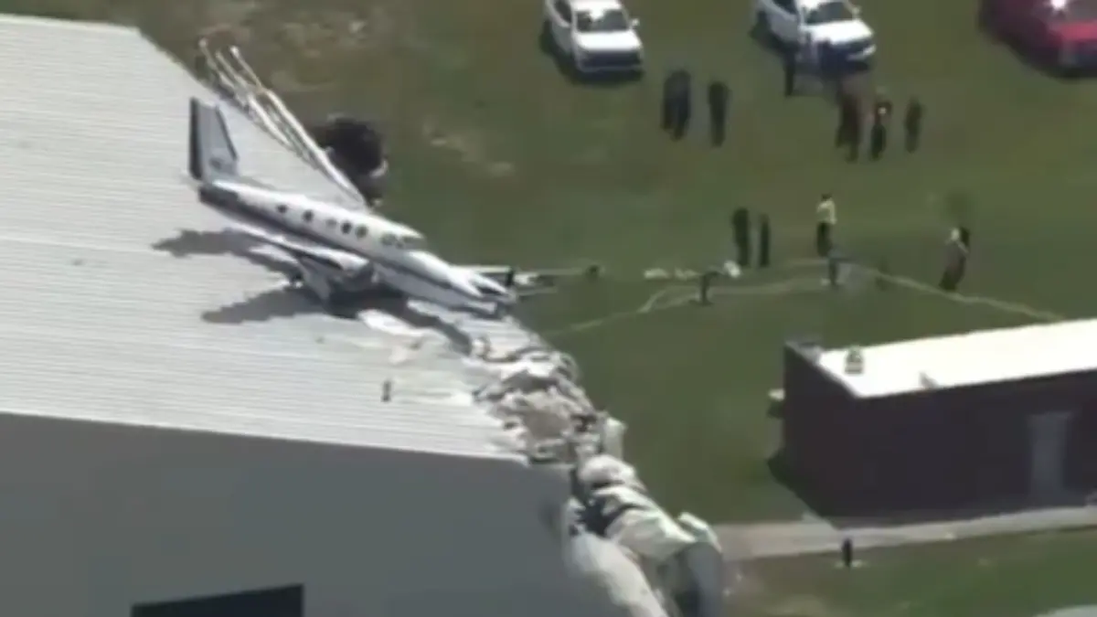 Avión se estrella sobre hangar en Kansas: dos personas resultan heridas