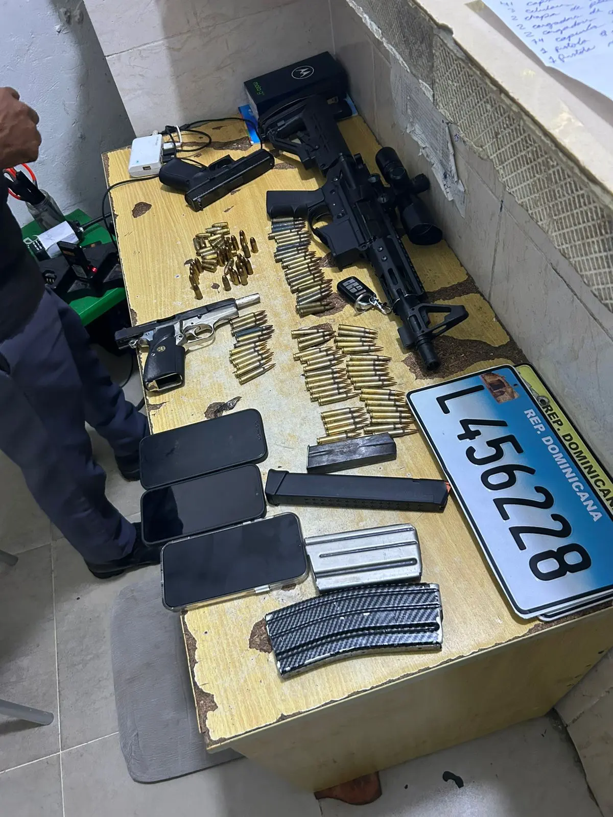 Dos policías fueron arrestados en flagrante delito en La Caleta, Boca Chica